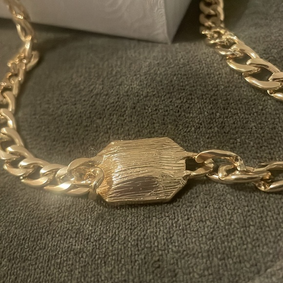 Green gemstone fashion necklace. - Picture 5 of 6